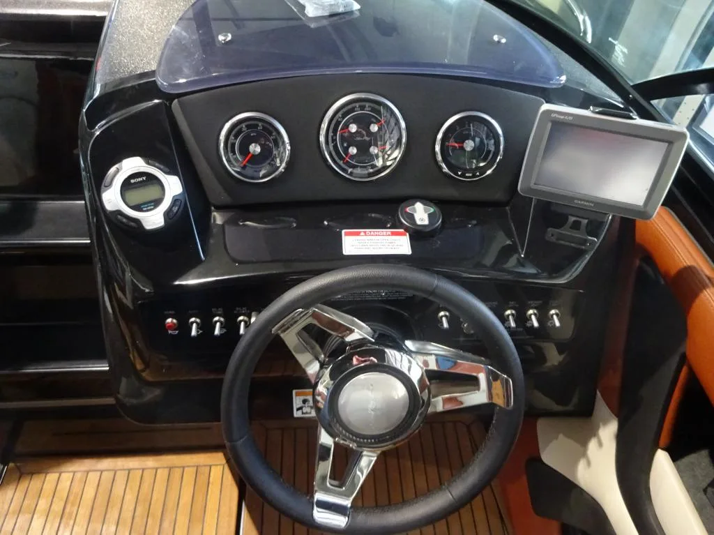 Sea Ray 210 SSE Black Beauty Edition – Ansicht 2