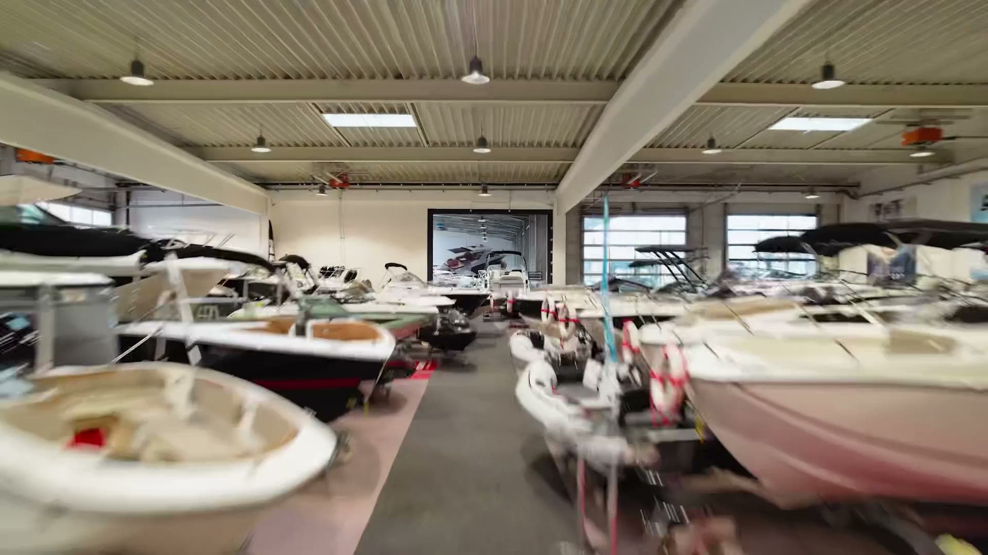 Blick in die Bootsausstellung von Boote Pfister in Schwebheim